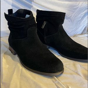 Kookaburra by Ugg LORELEI booties. Size 8. Black